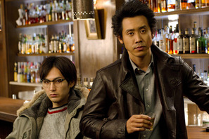 大泉洋の探偵っぷりが徐々に明らかに？小雪は“謎の女”で登場！　特報が到着 画像