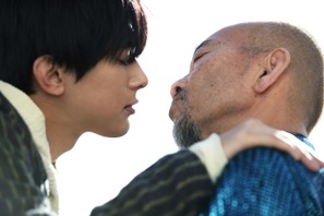 吉沢亮、竹中直人にまさかの告白＆キス!? 知英主演『レオン』 画像