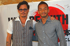 ジョニー・デップがロスで日本向け会見　中田ヒデと共にメッセージを書きこむ 画像