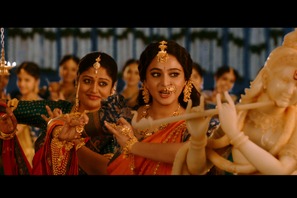 『バーフバリ』デーヴァセーナ、女中たちと歌い踊る場面写真が初公開！ 画像
