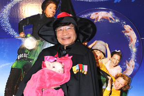 魔法使いに変身、尾木ママが懸命に映画をアピール 相づちを打つのは子豚？ 画像
