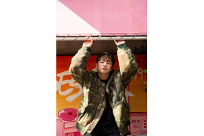 佐野玲於、“地元”中野で撮影したソロ写真集発売！ メンディー＆小森とのカットも 画像