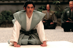 瑛太が赤ん坊を抱っこ＆家族への思いを激白！　『一命』インタビュー映像到着 画像