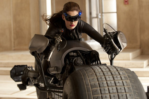 アン・ハサウェイ、「子供の頃の夢だった」キャットウーマン姿をお披露目！ 画像