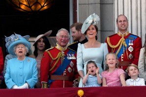 英王室、クリスマスカードの家族写真を公開！ルイ王子の成長ぶりに驚きの声 画像