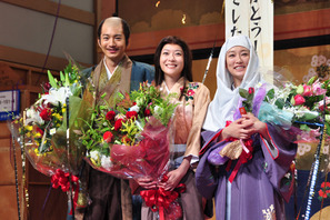 水川あさみ、涙の「江」クランクアップ　“妹”上野樹里、向井理と抱擁  画像