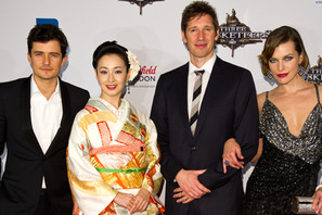 ミラ・ジョヴォヴィッチ×檀れい 胸開きドレスと着物でレッドカーペットで競演! 画像