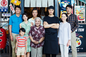 斎藤工、両親のルーツ求めシンガポールへ！ 『家族のレシピ』予告 画像