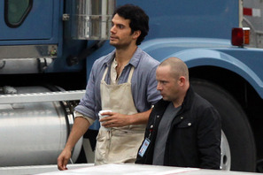 ヒゲ面に薄汚れたエプロンのスーパーマン画像が到着！　アラスカの秘密基地の撮影か？ 画像