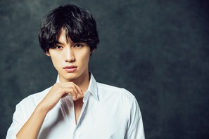 福士蒼汰、カレンダー発売！ 写真集の未公開カットも収録 画像