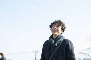 高橋一生の笑顔に惚れる…『九月の恋と出会うまで』メイキング写真 画像