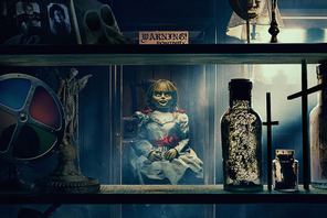 『死霊館』×『IT』スタッフが贈る最新作『アナベル 死霊博物館』恐怖のUS予告到着 画像