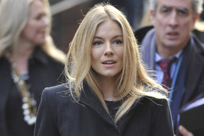 シエナ・ミラー、大衆紙の盗聴に気づかず「友人や家族を疑いの目で見てしまった」 画像