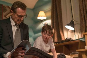 復讐の鬼リーアムが寝る前の読み聞かせ!?『スノー・ロワイヤル』ほのぼのシーン入手 画像