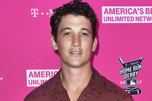 マイルズ・テラー、6年交際の恋人と結婚 ニーナ・ドブレフら出席 画像