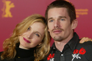 ジュリー・デルピー、『恋人たちの距離』ギャラはイーサン・ホークの10分の1だったと明かす 画像