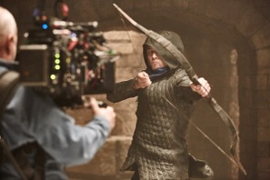 タロン、ドヤ顔に美声も披露『フッド：ザ・ビギニング』メイキング 画像