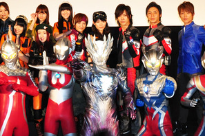 AKB48秋元才加、ウルトラマンの胸筋にうっとり 画像