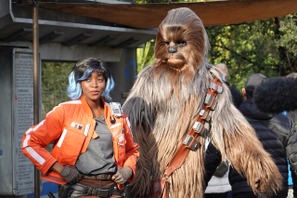 【海外ディズニー】SW新アトラクションがアナハイムで始動！初日は人気キャラクターがゲストを出迎え 画像