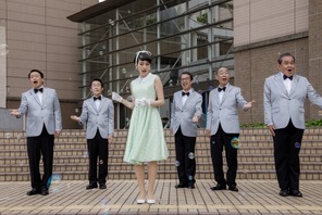 のん、レトロワンピースで歌い踊る『星屑の町』本編シーン公開 画像