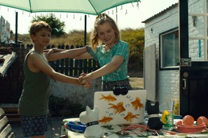 出会って1分後に「サルサ踊れる？」『恐竜が教えてくれたこと』冒頭映像 画像