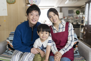 土屋太鳳、田中圭と夫婦役で5年ぶりの共演『ヒノマルソウル』家族オフショットも 画像