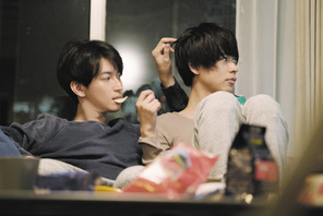 大倉忠義＆成田凌、部屋着くつろぎ新カット解禁『窮鼠はチーズの夢を見る』 画像