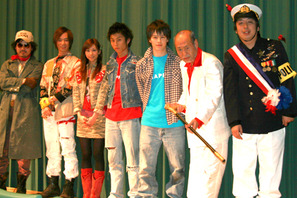 ウエンツと中尾明慶が真っ裸で登場!?『キャプテントキオ』初日舞台挨拶 画像