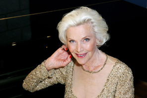 『007 ゴールドフィンガー』のボンドガール、オナー・ブラックマン（94）が死去 画像