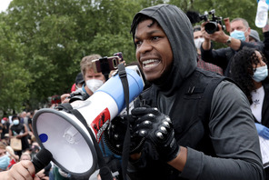 ジョン・ボイエガが抗議デモに参加、“キャリアを失うことも恐れない”演説行う 画像