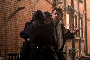 ショーン・ペン、狂ったように追い詰める…『博士と狂人』冒頭映像 画像