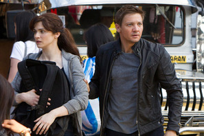 極寒の氷河にジェレミー・レナーが裸でダイブ？　『ボーン・レガシー』メイキング映像 画像