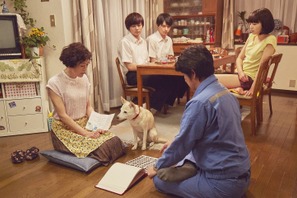 寺島しのぶ＆永瀬正敏、夫婦ゲンカの行方は!? 愛犬”サクラ”も見守る『さくら』本編映像 画像