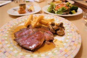 【ディズニー】週末はフォアグラ丼も登場　スイーツは早くもクリスマスがテーマ　ブライトンの贅沢ビュッフェ 画像