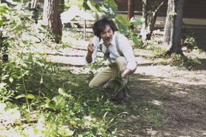 役所広司＆石橋静河＆光石研ら、緑鮮やかな森で小林聡美と語らう「ペンションメッツァ」場面写真 画像