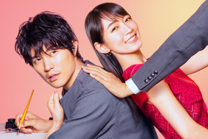 鈴木亮平＆吉岡里帆、愛に迷える男女が背中合わせ「レンアイ漫画家」ポスター完成 画像