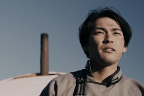 柳楽優弥、壮大な青い空の下へ…海外合作映画『ターコイズの空の下で』海外版予告 画像