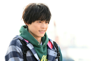 松村北斗“小牧”、メガネ＆ポンパの大学生時代に「可愛すぎる」の声…「レッドアイズ 監視捜査班」6話 画像