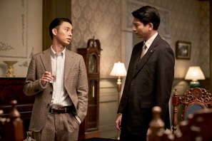 中井貴一＆向井理＆藤ヶ谷太輔、重厚感あるセットに佇む「華麗なる一族」場面写真 画像