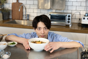 高杉真宙、フィリピン家庭料理に挑戦！「自宅でも作ってみたい」 画像