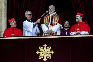 ジュード・ロウvsジョン・マルコヴィッチの「ニュー・ポープ」同じものは二度着ない絢爛なる衣装 画像