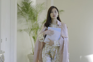 大政絢、クールなオフィスシーンとのギャップに注目「ひとりで飲めるもん！」場面写真＆新PR映像 画像