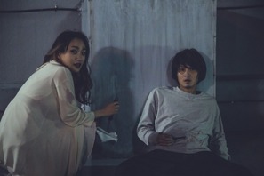 奈緒と磯村勇斗の“演じ屋”、まさかのハグも!?「演じ屋」予告編 画像