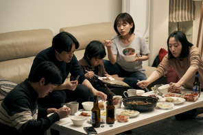 池松壮亮＆チェ・ヒソら日韓の家族を繋ぐ…旅の途中の食事シーン入手『アジアの天使』 画像