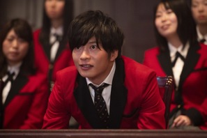 田中圭が『賭ケグルイ』に登場、浜辺美波も「笑っちゃって」？ 制服姿＆メイキング到着 画像