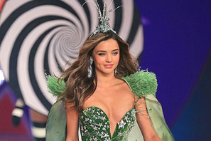 ミランダ・カー、ランジェリー・ブランドのイベントにセクシー衣装で登場 画像