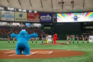 【USJ】人気キャラクターが七夕の夜に登板！読売ジャイアンツとのコラボ始球式開催 画像