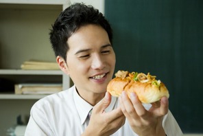 市原隼人が給食マニアの教師演じる「おいしい給食」続編放送決定、劇場版の2年後描く 画像