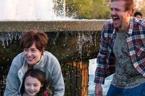 ダコタ・ジョンソン「多くの人が共感できる」『Our Friend』場面写真公開 画像