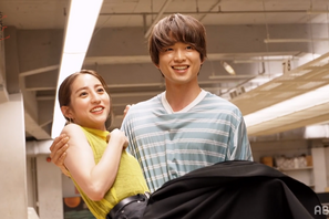 白洲迅、堀田茜をお姫様抱っこ！ 慣れてきた生活も終わり近づく…「私たち結婚しました」 画像